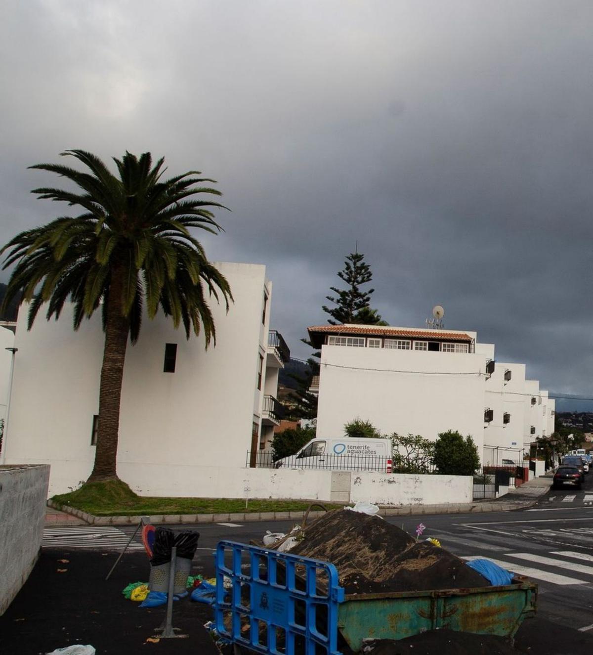 Contenedor con ceniza en Los Llanos de Aridane. | // MIGUEL CALERO/EFE