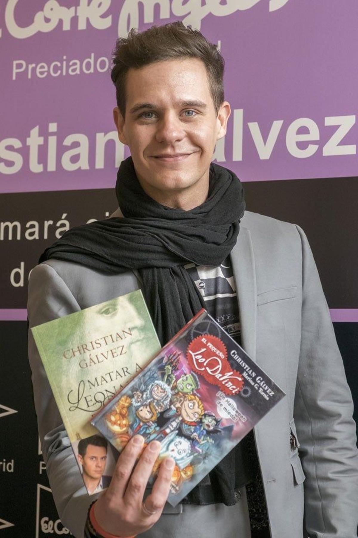 Christian Galvez, antes de firmas sus libros Matar a Leonardo da Vinci, en versión adulta e infantil.