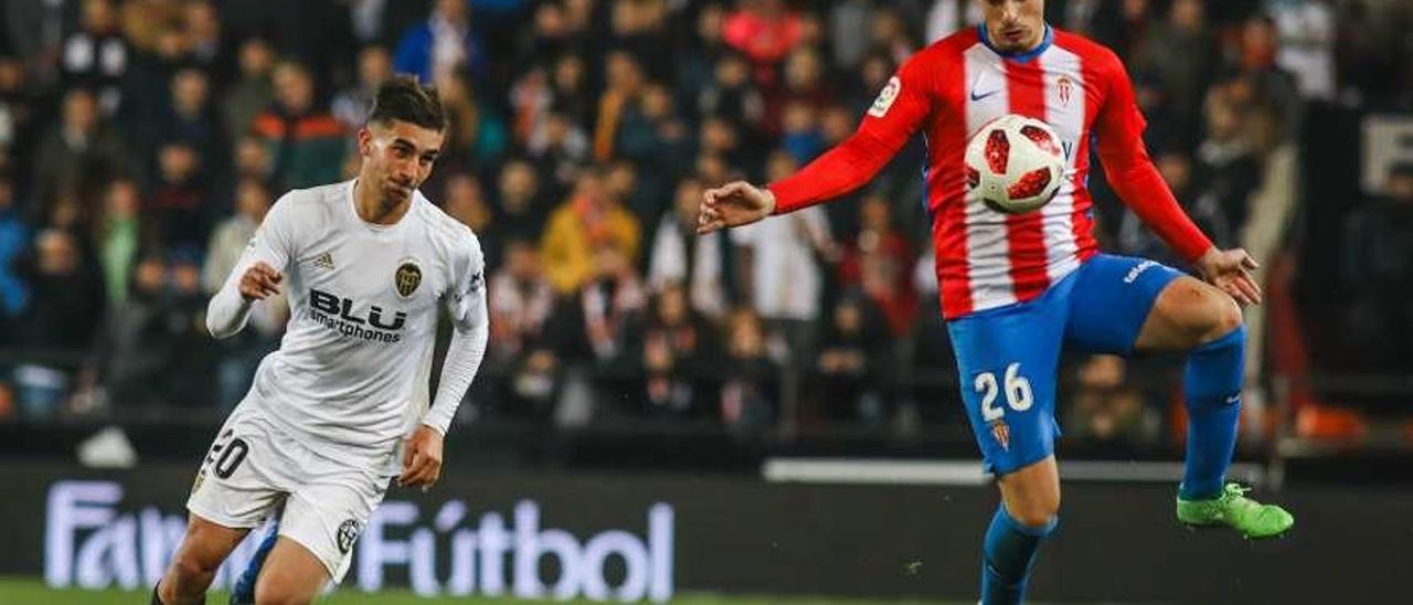 Lod disputa un balón con Wass en el partido jugado el martes en Mestalla ante el Valencia en Copa del Rey.