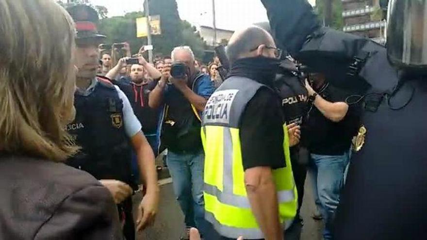 La alcaldesa socialista de L&#039;Hospitalet detiene una carga policial en un instituto