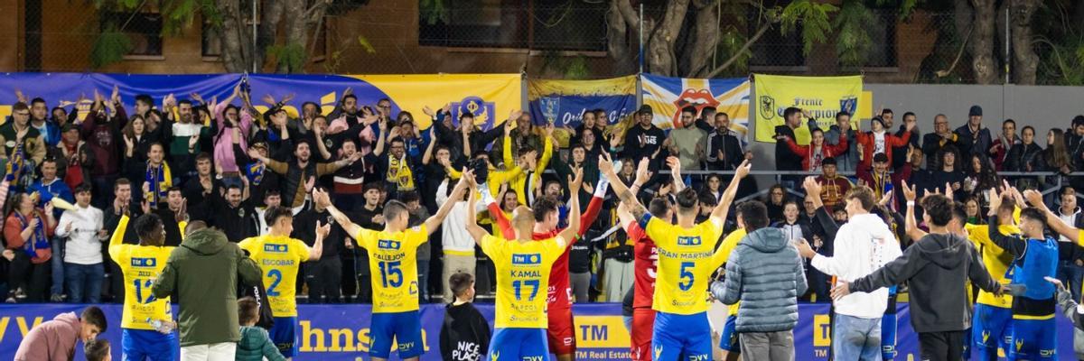 Los futbolistas del Orihuela celebran un triunfo con su afición