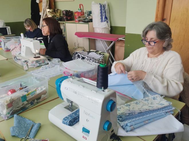 El taller de costura que engancha en Grado, en imágenes