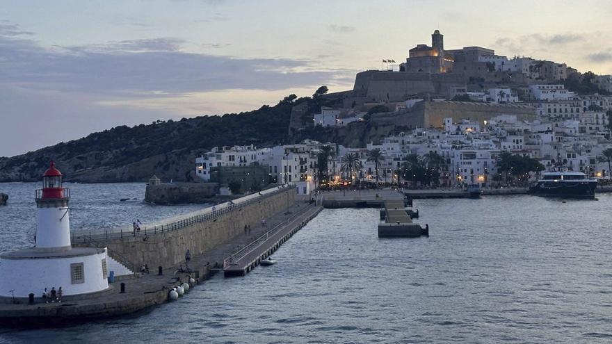 El muro del puerto con la ciudad al fondo
