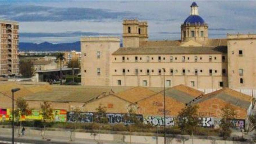 Naves abandonadas afean y degradan el entorno del monumento.