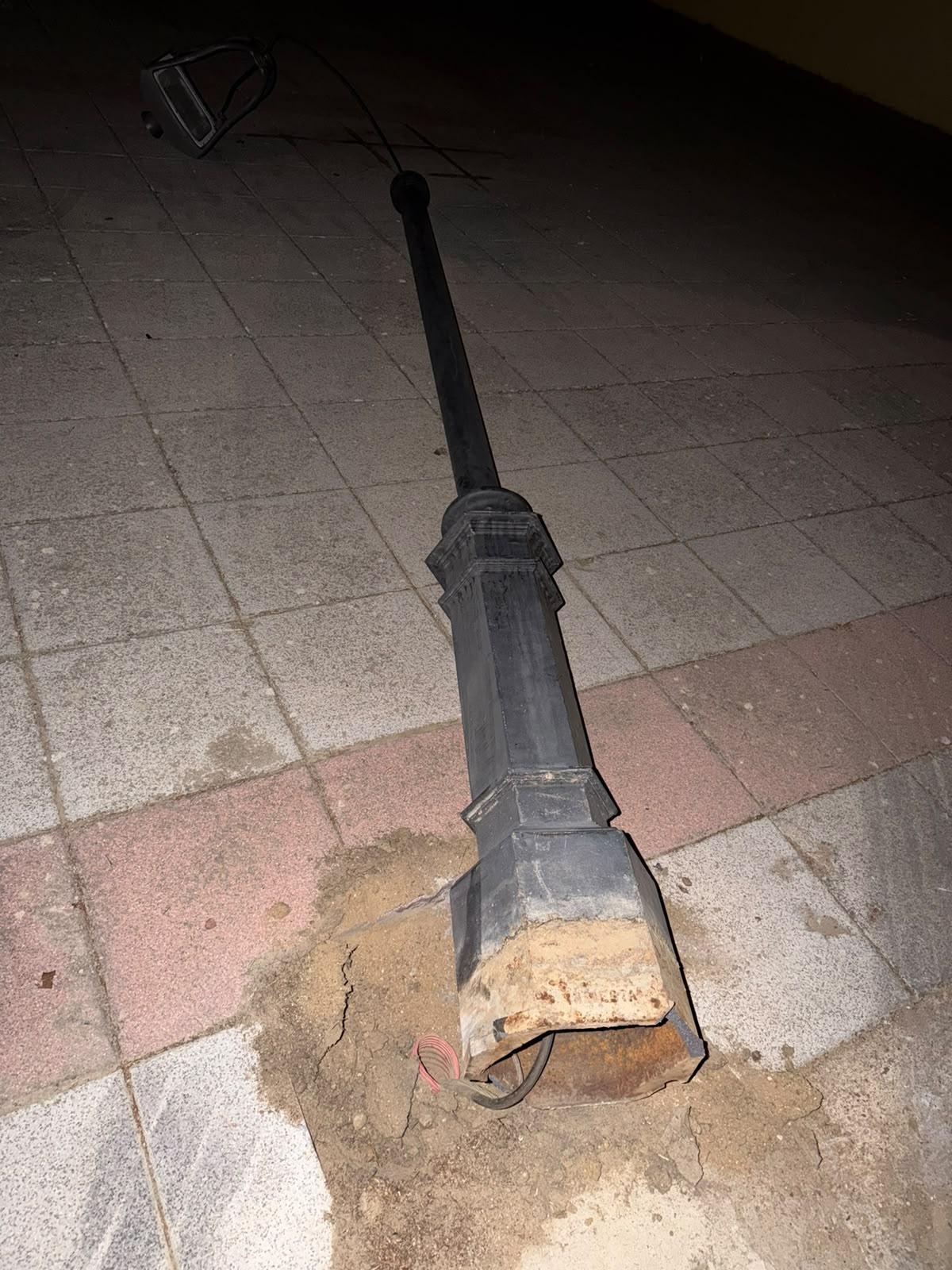 Indignación en Jambrina tras arrancar de raíz una farola de hierro fundido de gran valor sentimental.