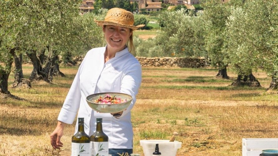 La chef Iolanda Bustos, con un plato elaborado con aceite de oliva virgen extra Fontclara