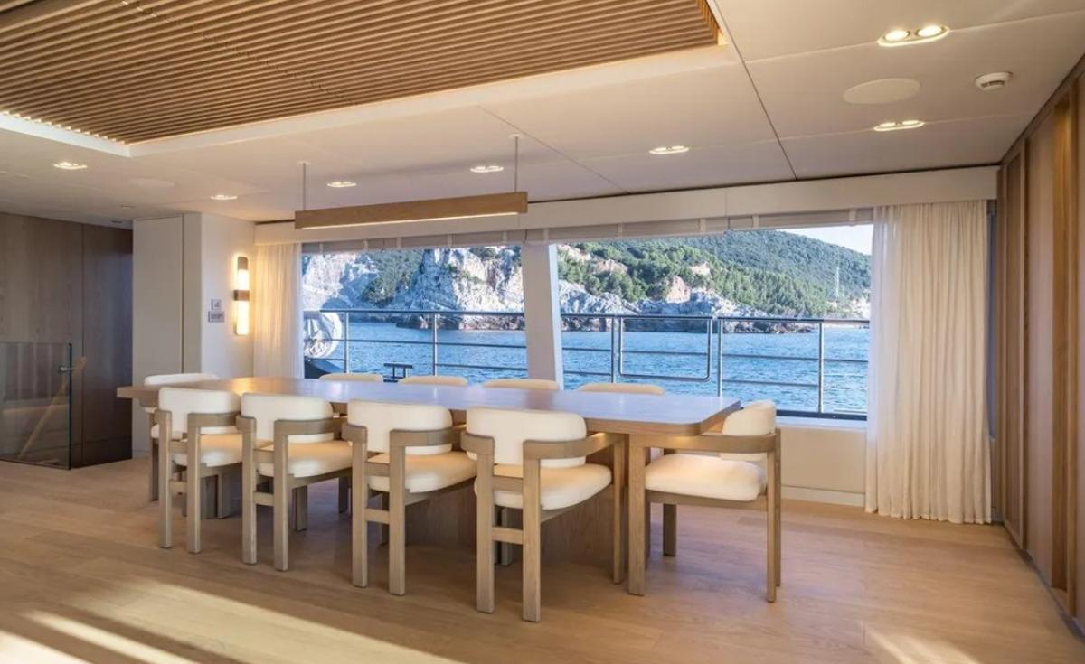 Galería: 'Petite Belle', el catamarán de 16,5 millones que no pasa desapercibido en el puerto de Ibiza