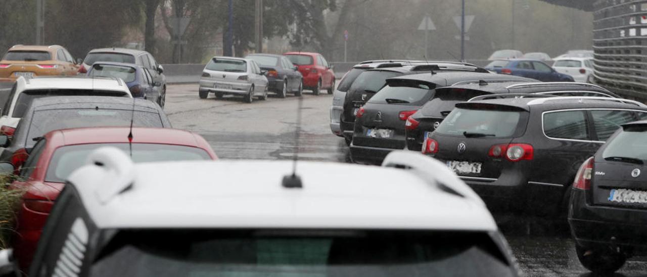 Coches aparcados fuera de la fábrica // José Lores