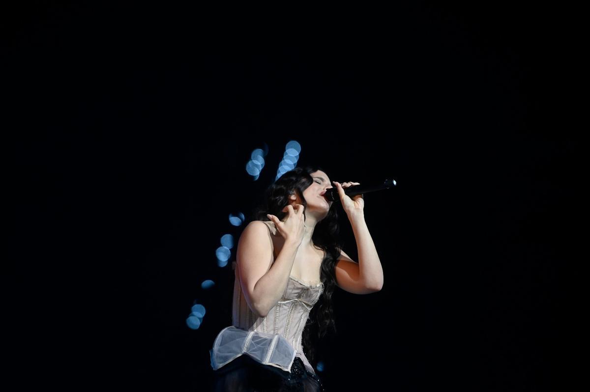 Rosalía durante su actuación en los 40 Music Awards en el Roig Arena
