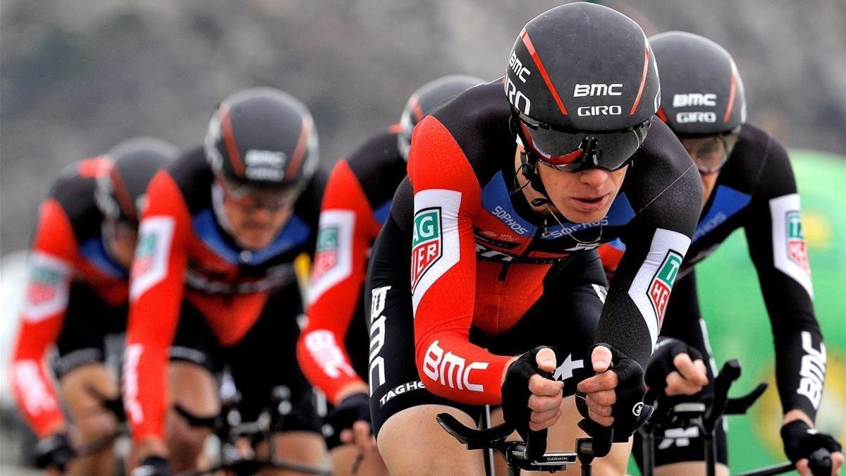 Los corredores del equipo estadounidense BMC durante la CRE de Calpe.