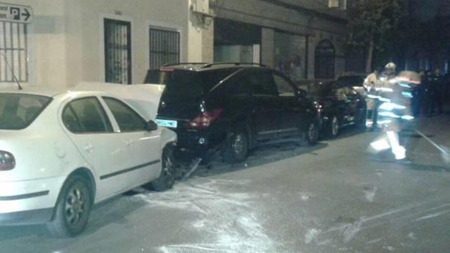 Un peatón herido leve en un accidente con cinco vehículos dañados