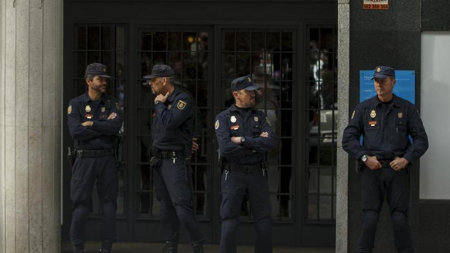 Agentes custodia el portal de la casa de Rodrigo Rato.