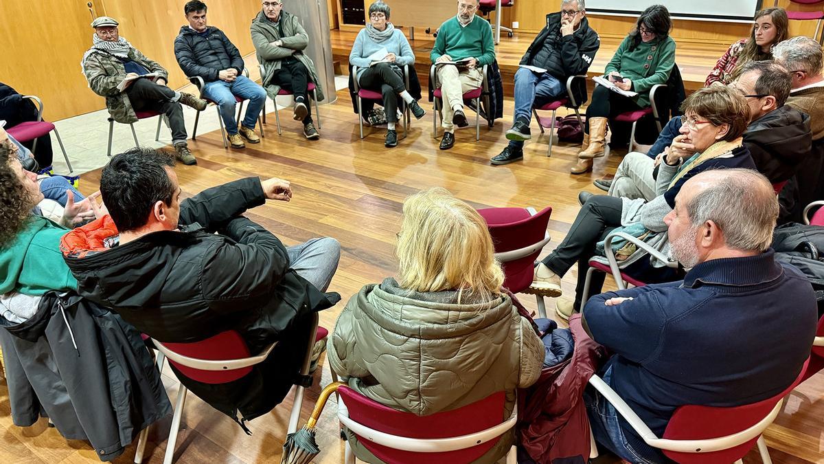 Un momento de la reunión de asociaciones de vecinos en el CSC O Ensanche el pasado lunes