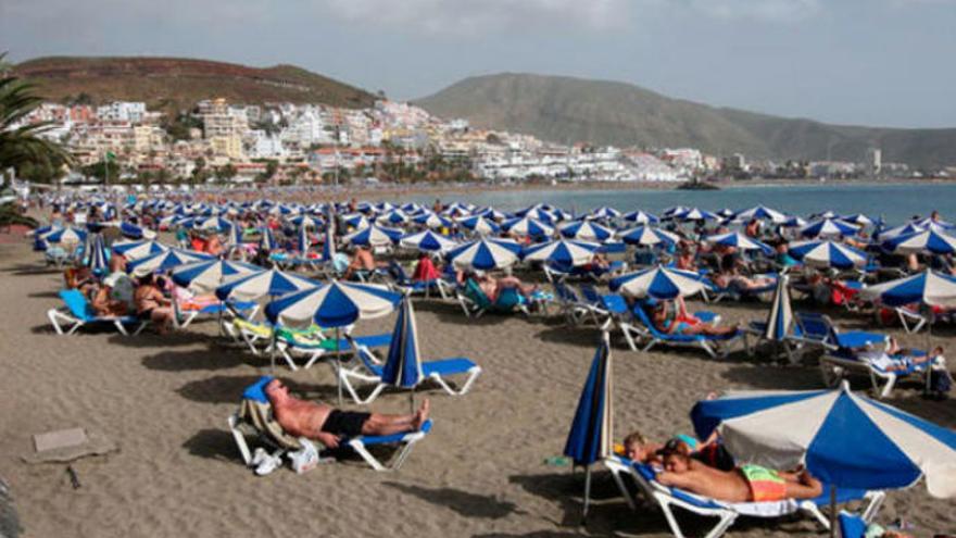 Turistas en una playa de Tenerife.