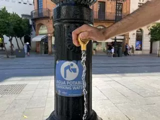 En busca de agua en la ciudad del calor: las calles de Sevilla tienen menos fuentes públicas que el verano pasado