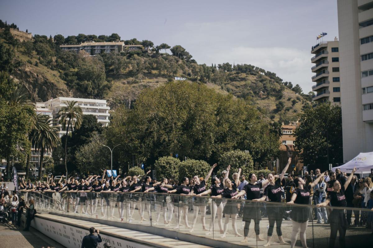 Unas seiscientas personas, según la organización, han participado este domingo en un espectáculo de danza impulsado por Antonio Banderas que ha convertido el Puerto de Málaga en una gran barra de ballet, dirigida por Lucía Lacarra. EFE/Festival Tip Toe***SOLO USO EDITORIAL/SOLO DISPONIBLE PARA ILUSTRAR LA NOTICIA QUE ACOMPAÑA (CRÉDITO OBLIGATORIO)***