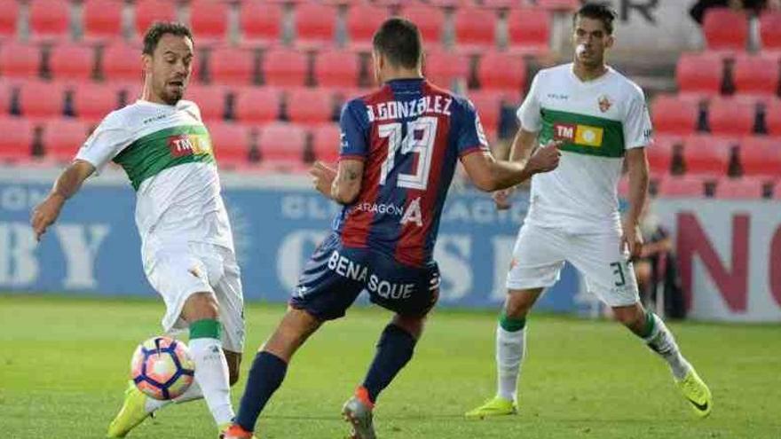 El lateral Noblejas, a la derecha, durante el partido ante el Huesca en El Alcoraz