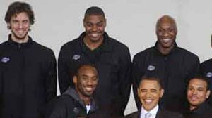 Pau Gasol i Barack Obama han compartit serveis comunitaris a Washington, ajudant nens a empaquetar paquets amb productes de primera necessitat per a soldats ferits.