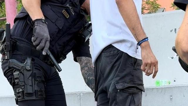 Un mosso fa un escorcoll amb un detector de metalls. | MOSSOS D’ESQUADRA