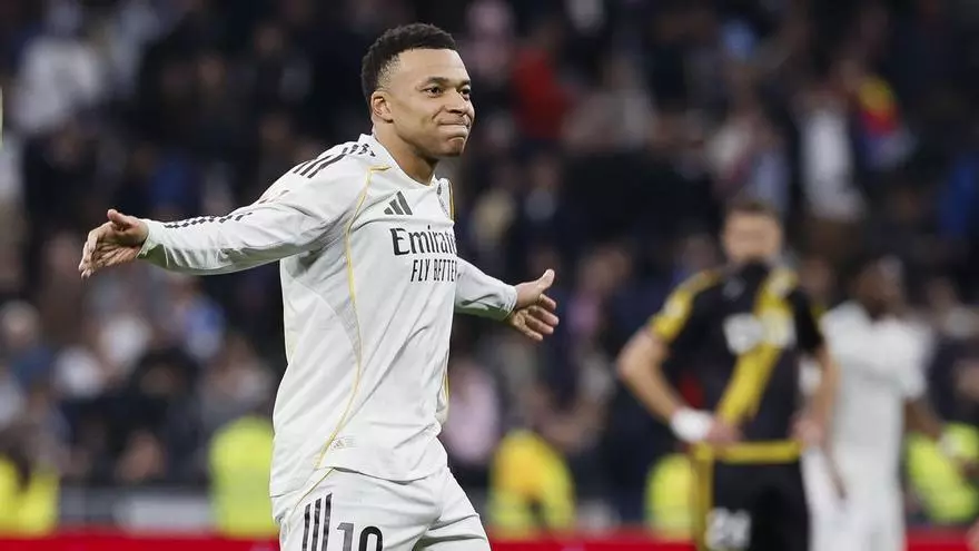 Mbappé no falla desde los once metros y da los tres puntos al Madrid