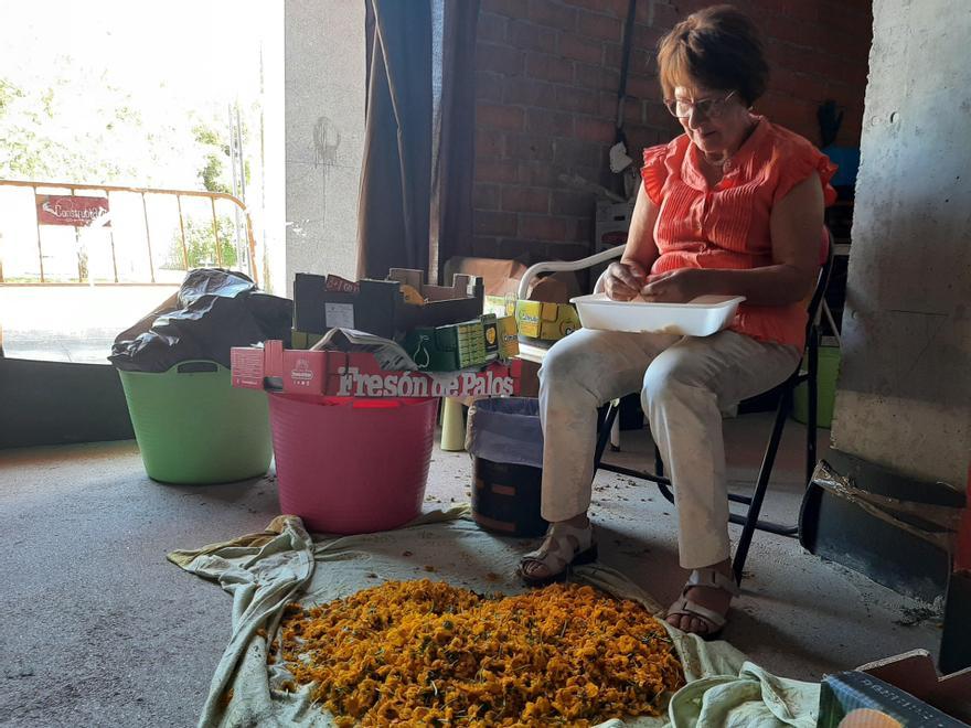 Mari Carmen Novas, presidenta de la Asociación Cunchas e Flores de Bueu, ayer trabajando en el local del colectivo.