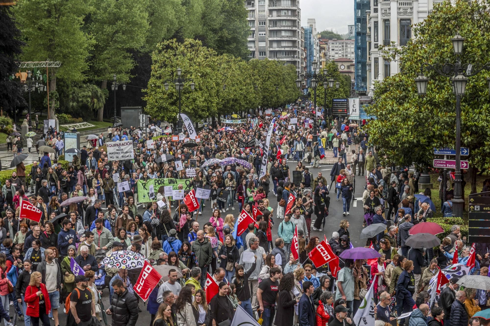 EN IMÁGENES: Así fue la gran manifestación de profesores por la enseñanza pública asturiana