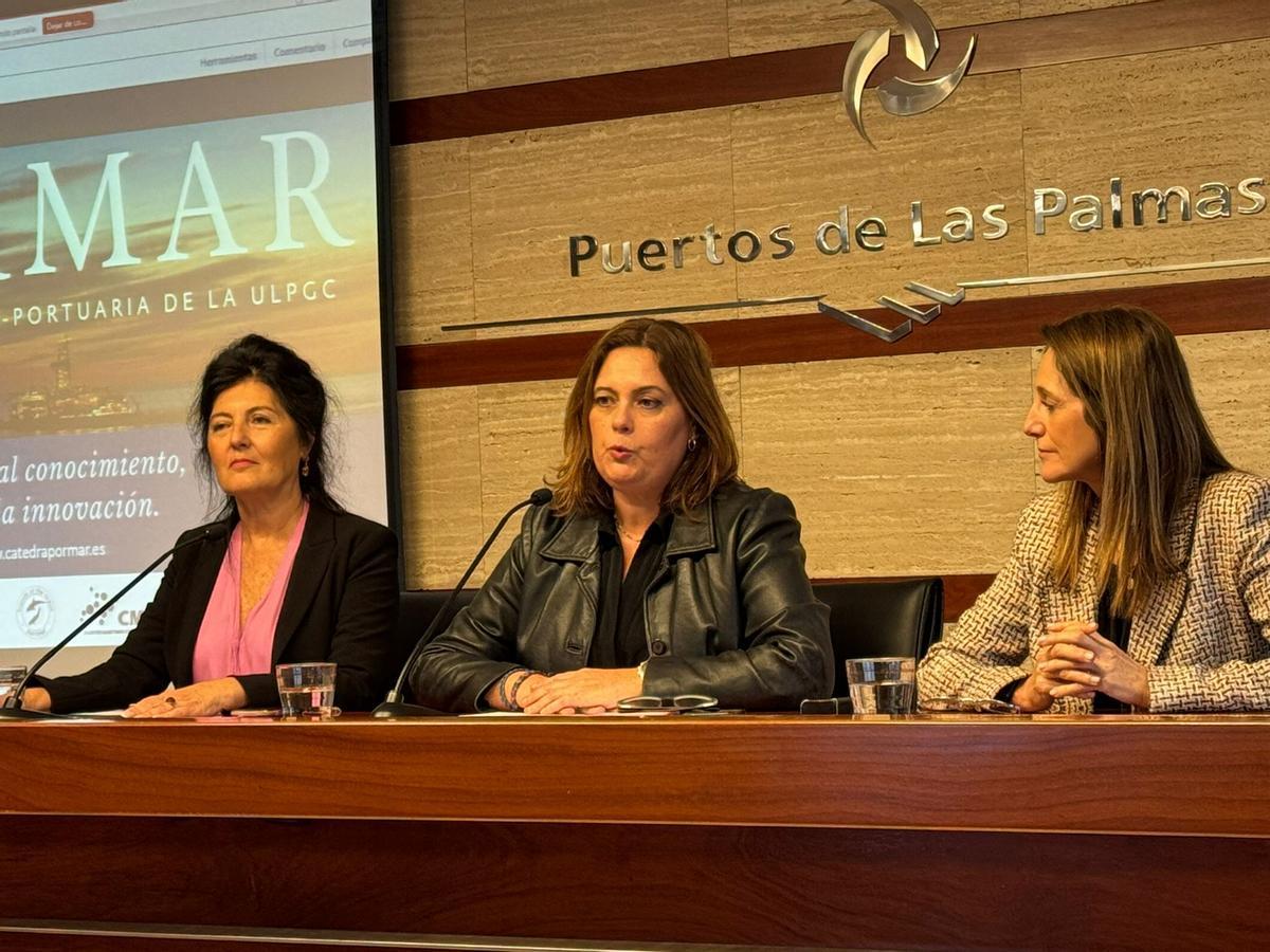 La directora de la cátedra, Lourdes Trujillo, la presidenta de la Autoridad Portuaria, Beatriz Calzada, y la ponente, María del Mar Cebran