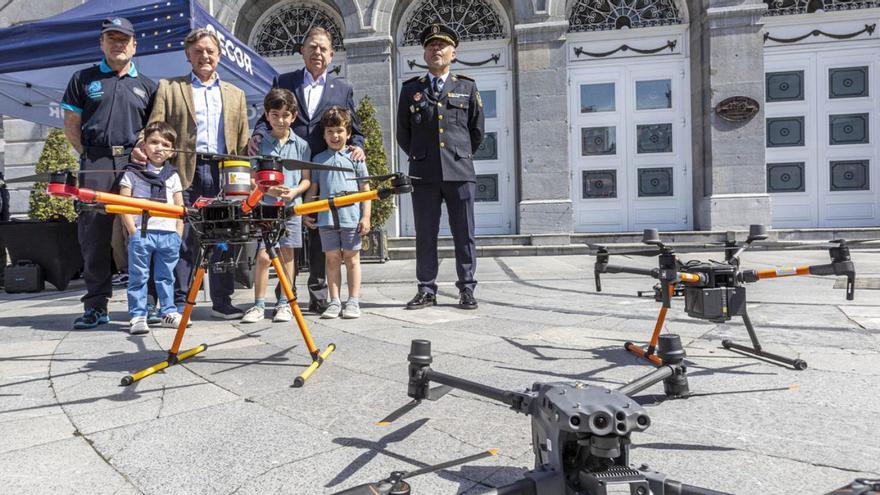 La Policía Local prueba el dron que vigilará Oviedo desde el cielo durante el Martes de Campo