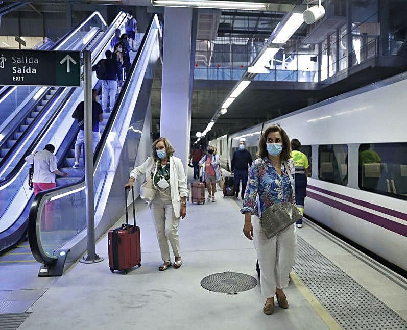 Viajeros de Renfe a su llegada a la nueva estación de Vialia