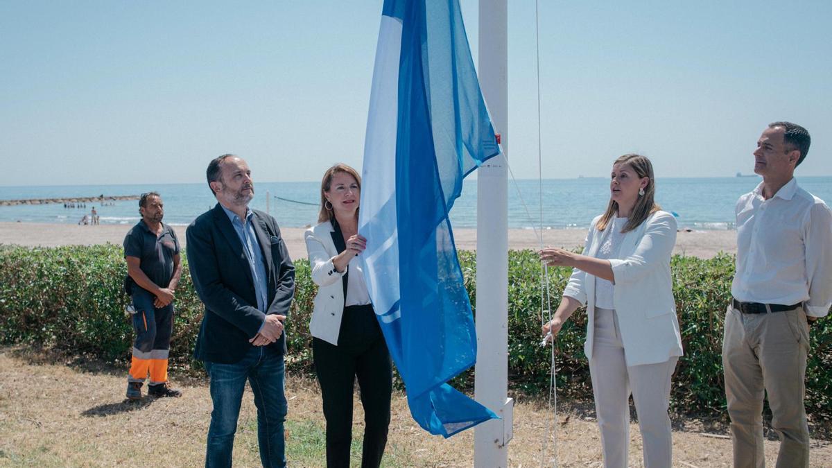 Momento del izado de una bandera azul en Castelló con la alcaldesa, Begoña Carrasco, y la edila Arantxa Miralles.