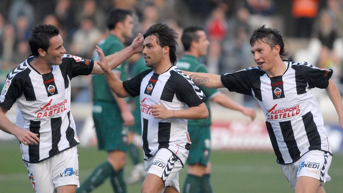 Arana, Mario Rosas y Oberman celebran un gol al Racing de Ferrol en 2008.
