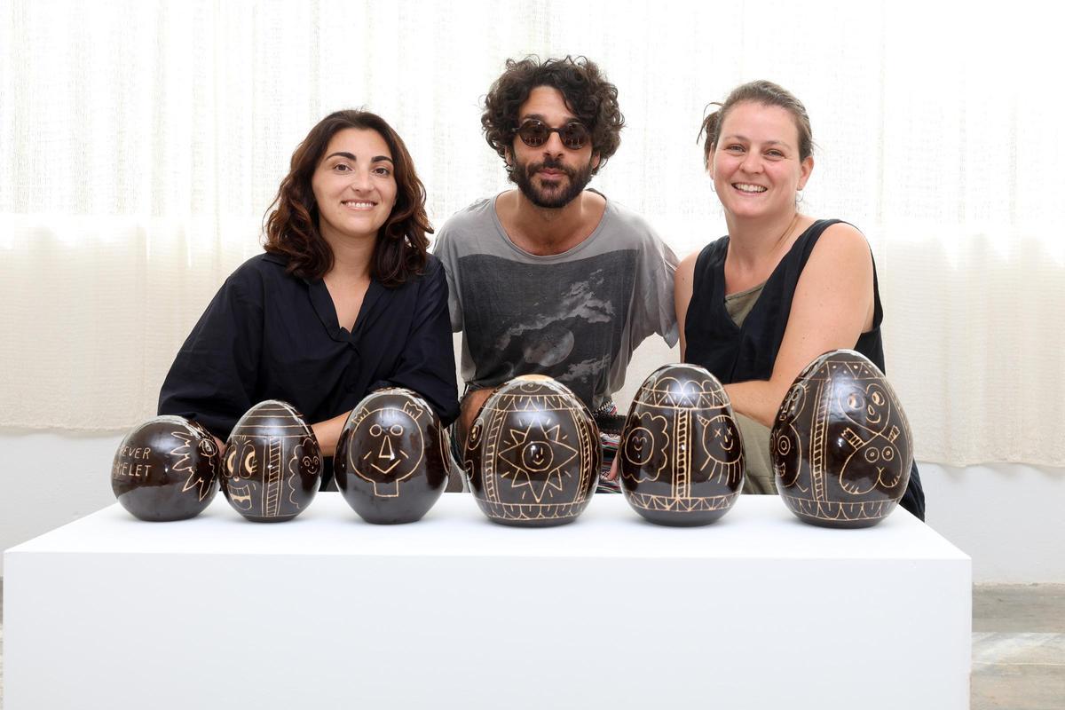 Las ceramistas Neus Neus Riera y Laura  Huguet, al frente de Cuina de Fang, con Albert Pinya y las obras que han creado conjuntamente..