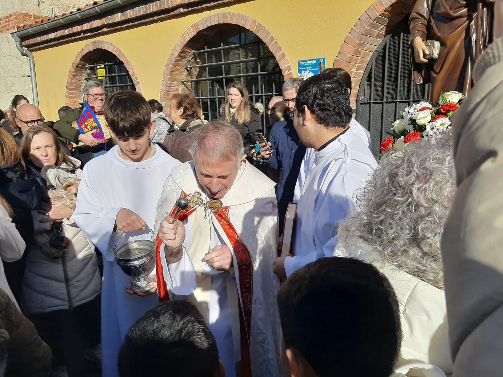 San Antón, hasta la bandera en Lugones: decenas de vecinos llevan a bendecir a sus mascotas