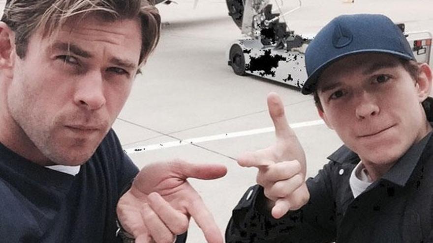 Chris Hemsworth bromea con Tom Holland.