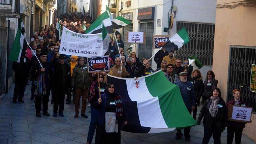 Milana bonita convoca una protesta por un tren digno en Navalmoral