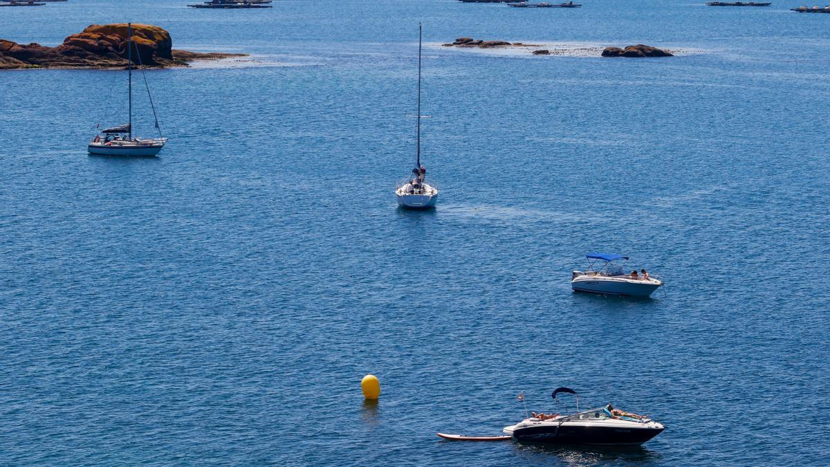 Barcos de recreo fondeados ayer en A Illa