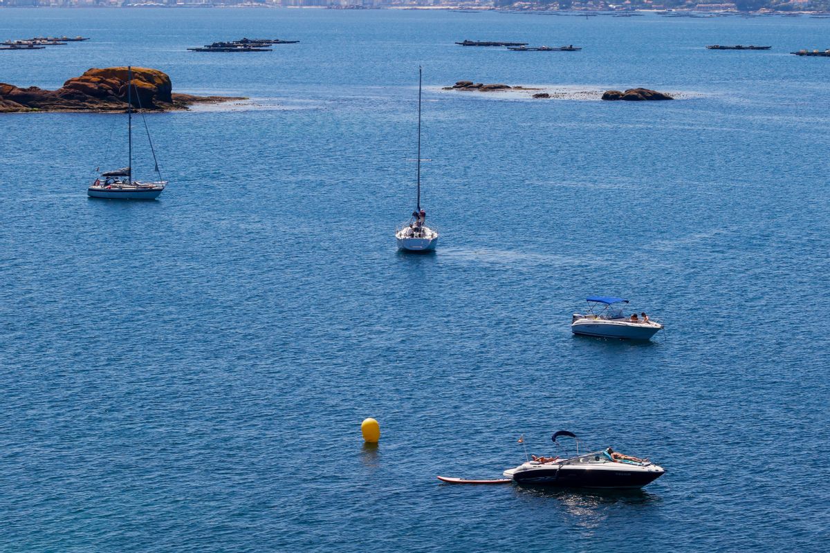 Barcos de recreo fondeados ayer en A Illa