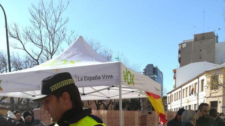 Vox Zaragoza denuncia un ataque con piedras y excrementos en uno de sus puestos informativos