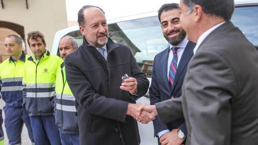 Bascuñana saluda en presencia de Dámaso Aparicio en un acto organizado por el Ayuntamiento. tony sevilla