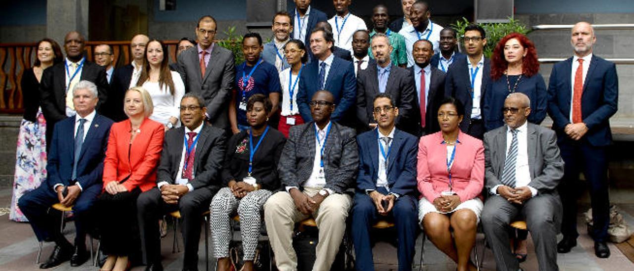 El director de Casa África, Luis Padrón (de pie en el centro) y, a su izquierda, el viceconsejero de Economía, Ildefonso Socorro, junto con los participantes del foro &#039;Tech Hubs España-África&#039;, ayer.