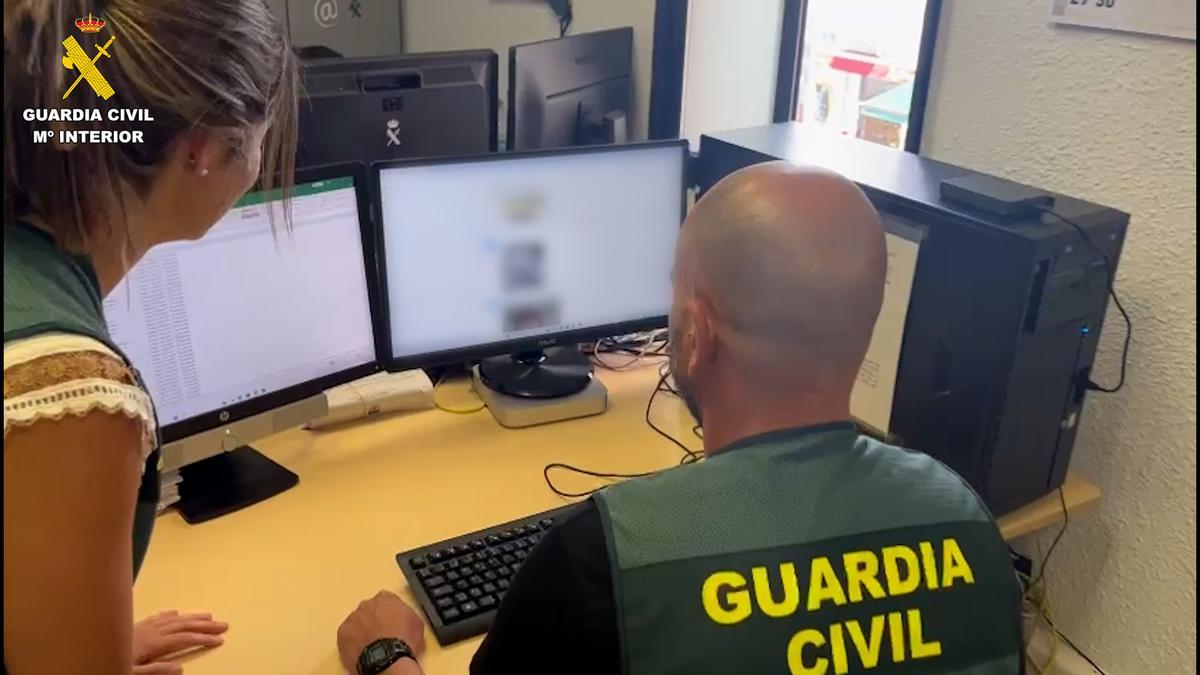 La Guardia Civil durante sus investigaciones