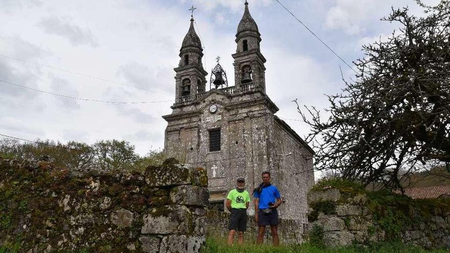 Los dos últimos peregrinos portugueses, el pasado fin de semana, ante la iglesia de Codeseda.
