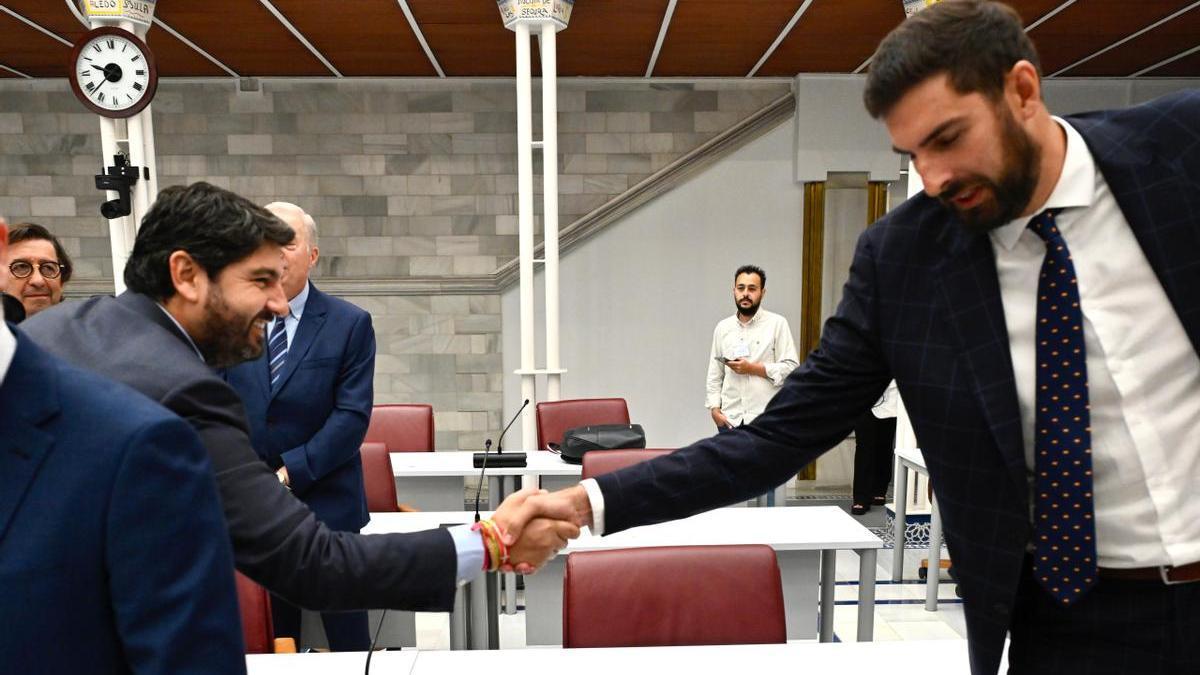 Fernando López Miras saluda a José Ángel Antelo antes del comienzo del debate de investidura.