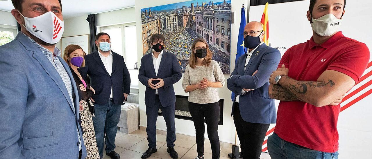 Valtònyc, a la derecha, junto a Junqueras, Puigdemont y el resto de líderes del ‘procés’ ayer en Waterloo.