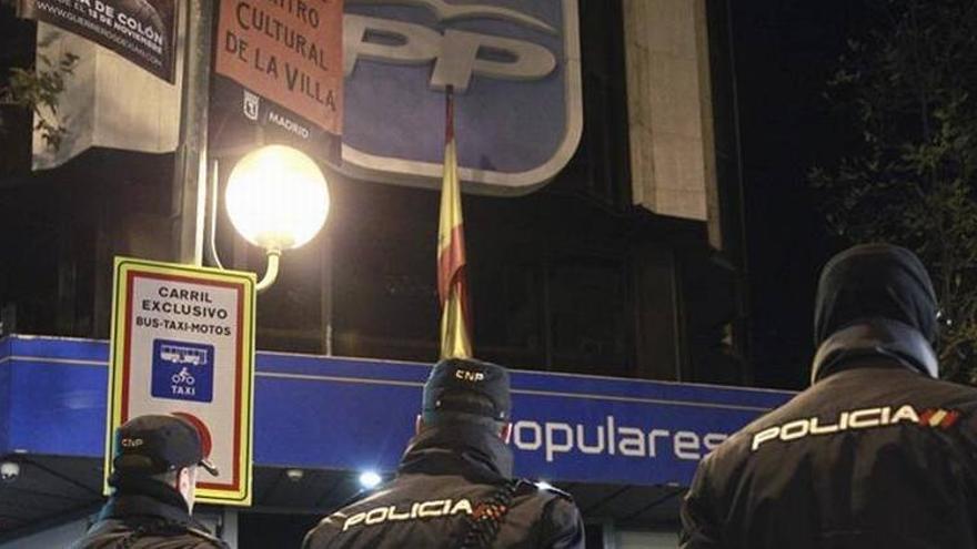 La policía finaliza tras 14 horas el registro en la sede del PP