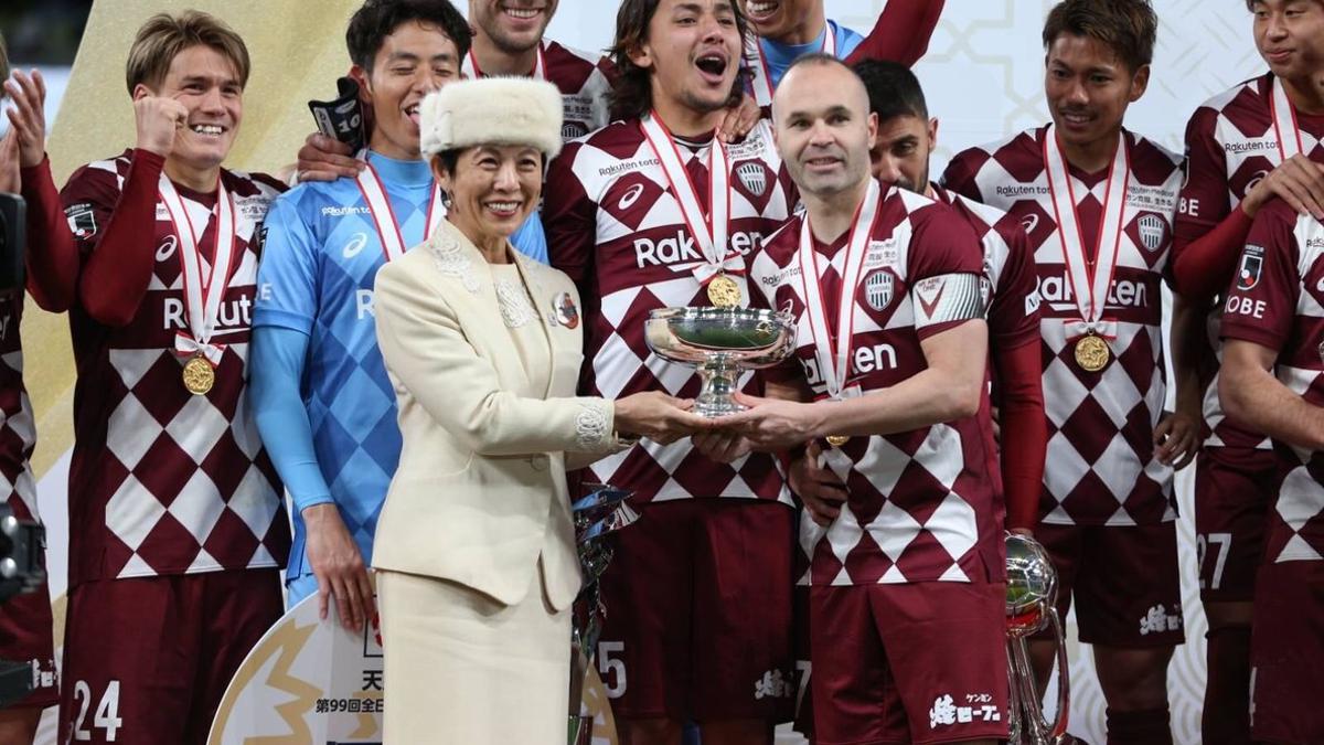 Iniesta recibe la Copa del Emperador, el primer título que gana el Vissel Kobe en su historia.