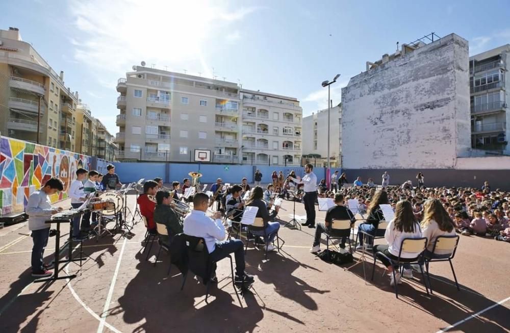 La Unión Musical Torrevejense colaboró en la celebración del día de la Paz del Colegio Cuba de Torrevieja