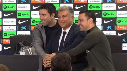 Deco, Laporta y Xavi, en la rueda de prensa de continuidad del entrenador
