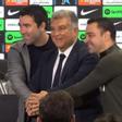 Deco, Laporta y Xavi, en la rueda de prensa de continuidad del entrenador