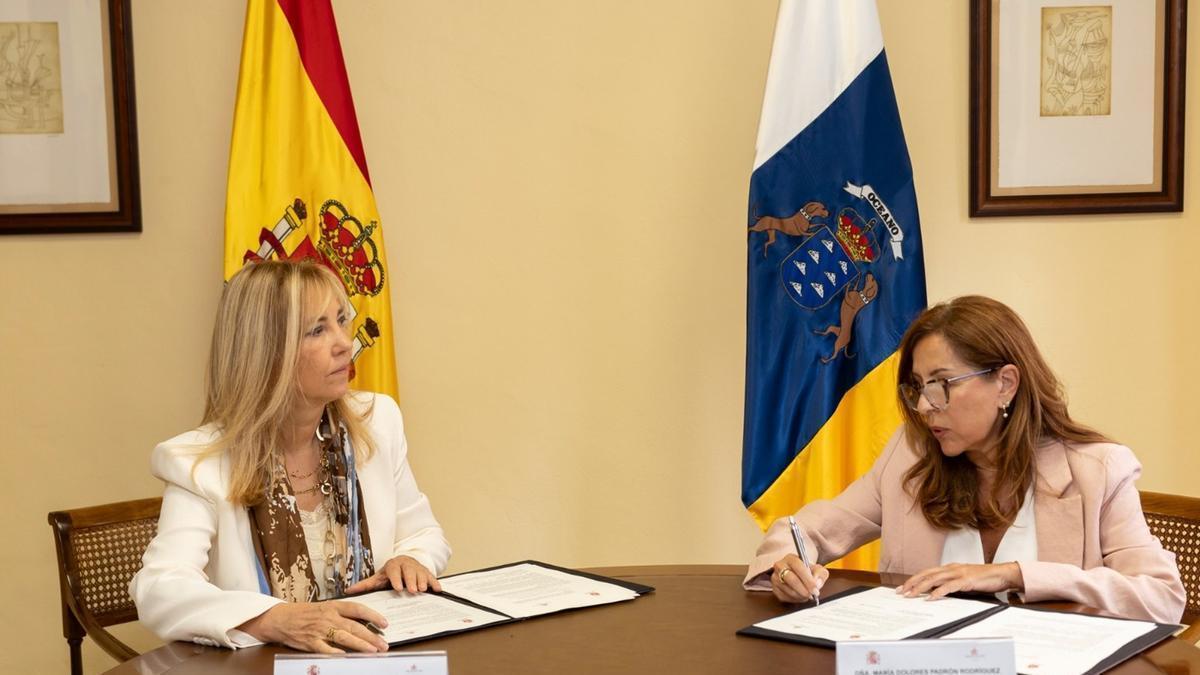 Isabel Perelló y María Dolores Padrón durante la firma del acuerdo